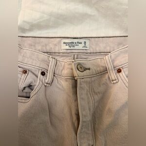 Abercrombie- high rise 90’s relaxed jean- TAN